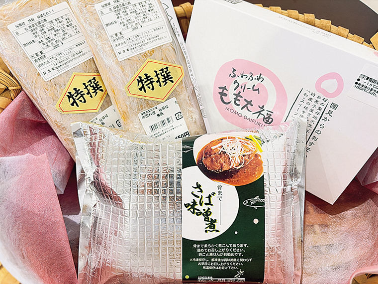 15ポイント賞の「国見グルメセット」。佐久間商店の「骨までーさば味噌煮」、桜華楼の「特選マーボーのたれ」、「ふわふわクリームもも大福」など国見町のとっておきの味をお届け