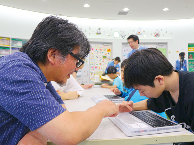親子でプログラミングに触れ、動作する仕組みを体験した（昨年度の体験会の様子）※掲載内容と当日の実施内容が異なる場合あり
