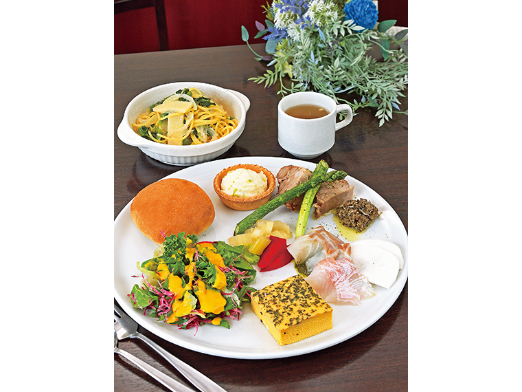 「スペシャルランチ」（1,700円）。プレートに盛られたデリ数品と自家製パン、パスタ、スープのセット