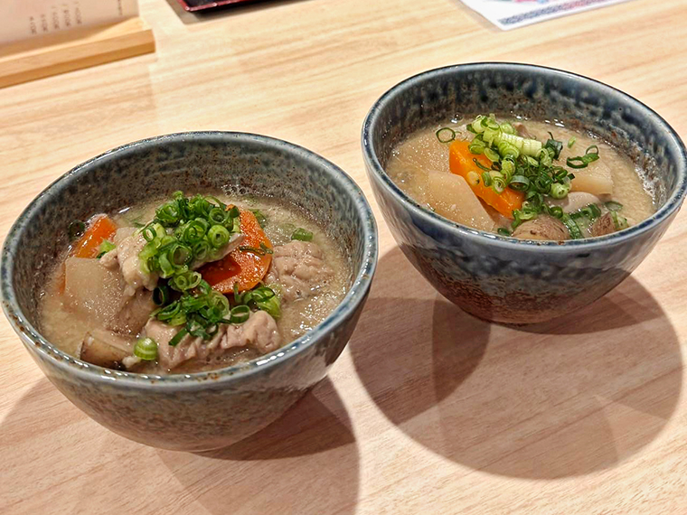 店長・蓬田さんおすすめの「田舎もつ煮込み」（530円）。味噌ベースの味付けで、大根やニンジン、ゴボウなどの野菜が入っているのが特徴。モツは柔らかく、臭みが少ないため、苦手な人でも食べやすい