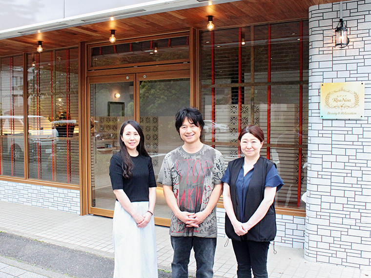 コンセプトはナチュラルヒーリング。中央がオーナーの宇津木重春さん。「ビッシュヘアー」の姉妹店