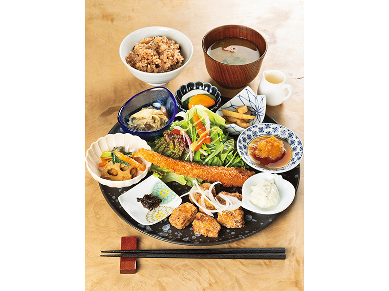 「発酵食ランチ（畑のお肉唐揚げ＆人参フライ）」（1,700円）。畑のお肉唐揚げ5個、人参フライ、旬野菜おかず5品、発酵玄米、味噌汁