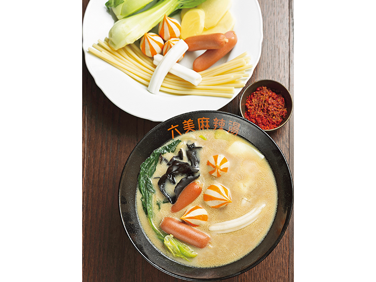 麻辣湯「おすすめA」（スープ550円）、具材は1g／3円、追加トッピングは別料金。ブンモジャ（春雨）、魚卵入りカニ団子など味わい豊かに。辛みは別添えで提供する
