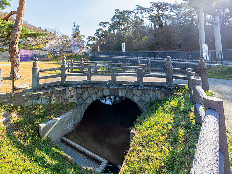 これまで江戸時代にできたとされてきた「旧祓川橋」。当時にはなかった技術で作られていることが明らかになってきた。要石には鶴と亀が彫られている