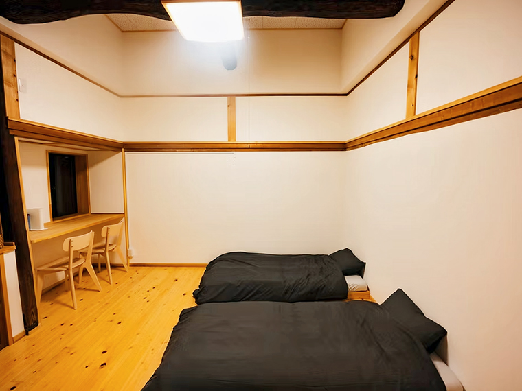 古民家のあたたかさが感じられる部屋。予約状況はHPから確認できる