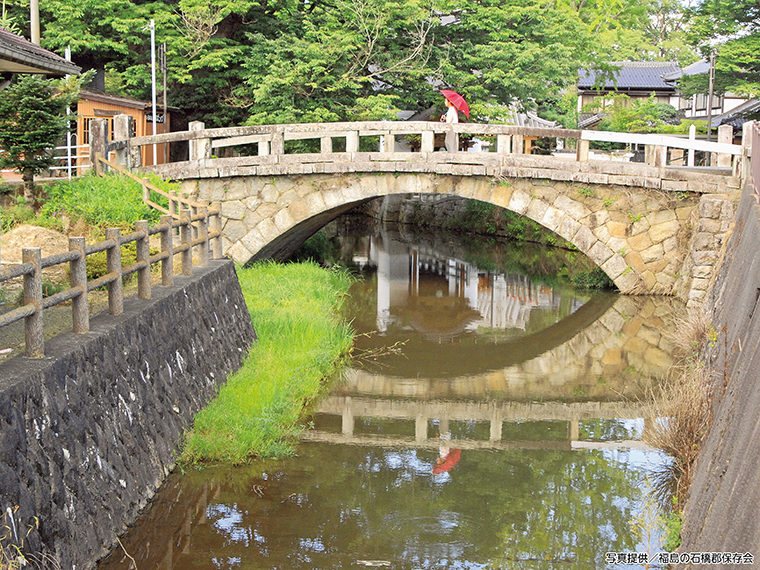 河川改修で農業用水の取水路となった旧河道に架かる「松川橋」は花こう岩を使った空石積工法で、欄干もすべて石材。地元の小学生がスケッチに訪れることも多い。お盆期間にはライトアップも