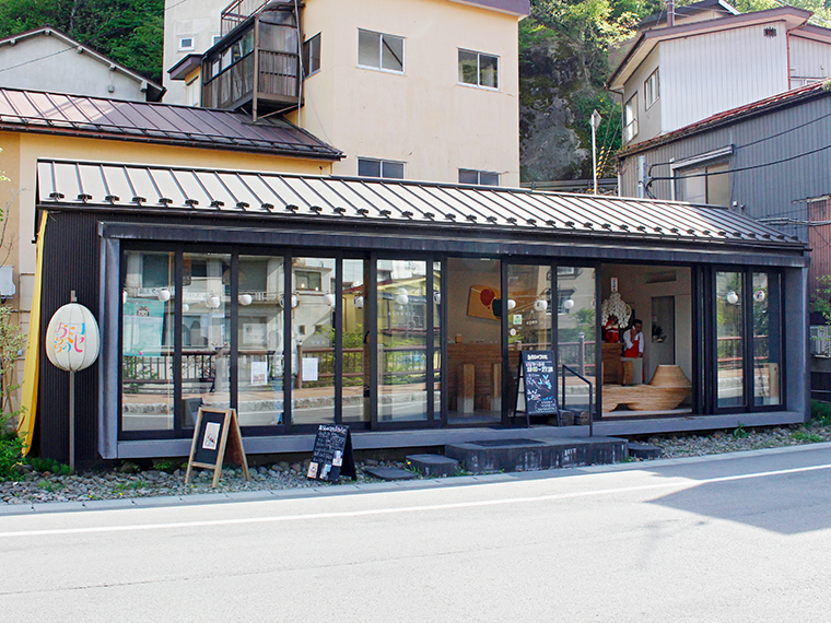 温泉街の中心部に建つ。川音が心地良く響く