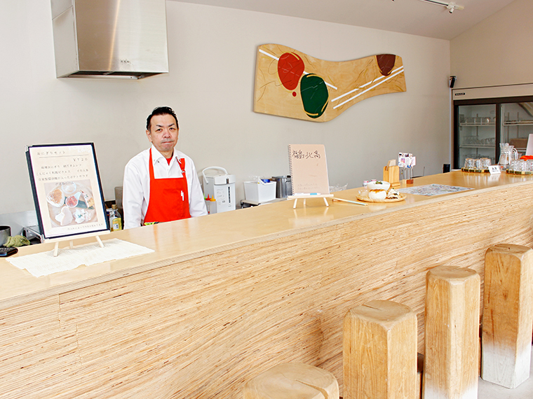 店内では「エビ釣り」（20分・3匹まで1,200円）も体験できる
