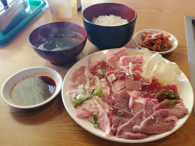 「3種盛焼肉ランチ」（1,180円・平日1,000円）※豚指ぬき軟骨2つはサービスで頂きました