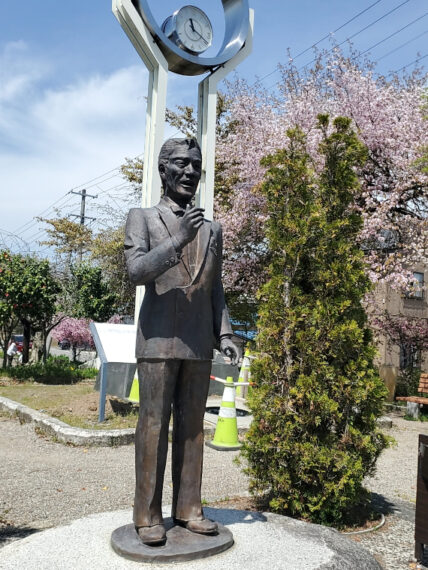 会津坂下町へ来たので、まずは春日八郎先生へごあいさつ