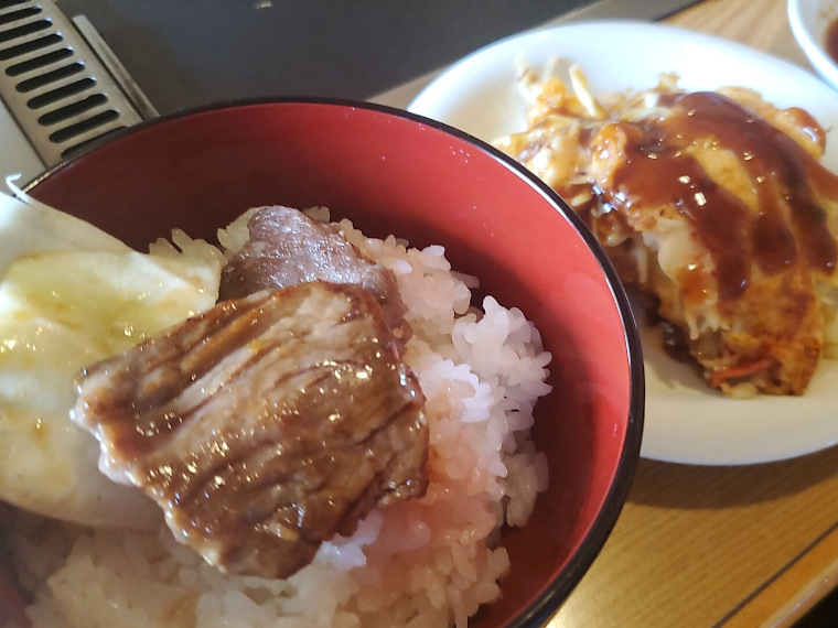 お好み焼きをおかずに焼肉丼を頬張る至福