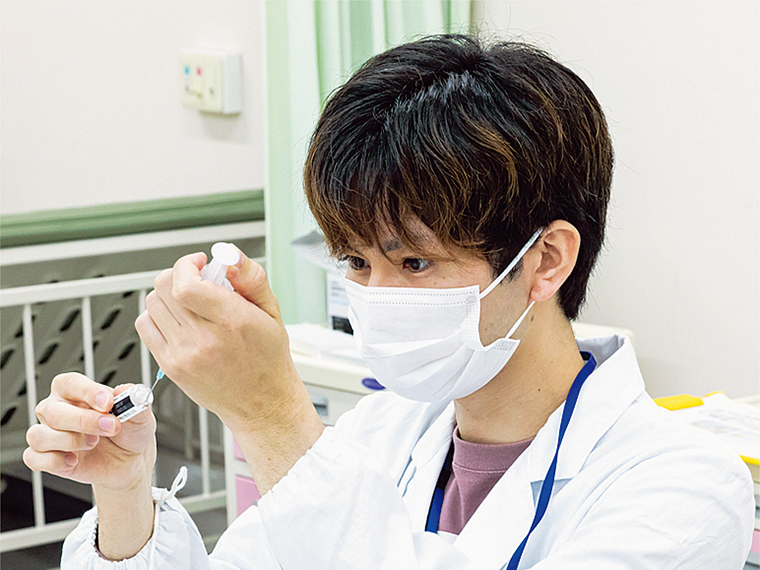 幅広い実習科目で調剤技術を学ぶ薬学部