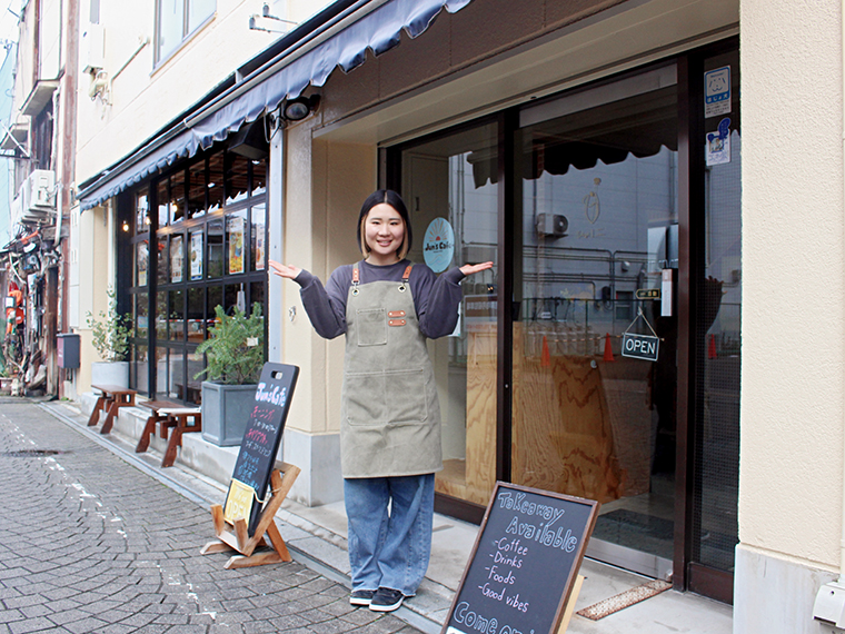 「2025年11月のオープンから半年。常連のお客さんも増えているが、初めて来店する方でもリラックスできるサードプレイスにしていきたい」と店主の西牧 純さん