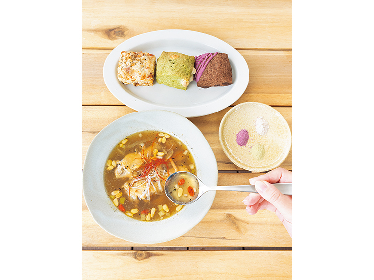「参鶏湯」（950円※スコーンは各390円）伊達鶏の手羽元2本入り。薬草塩は、気になる体の症状に合わせて選ぼう