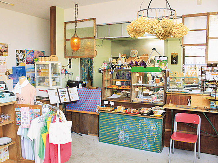 テーブル席とカウンター席あり。レトロな空間の店内には、佐藤さんが古道具屋で集めた雑貨や家具がたくさん