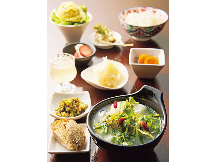 「9種のおばんざい薬膳ランチ」（1,680円～）。天日干しコシヒカリの他、野菜がゴロゴロ入るスープなどを週替わりで