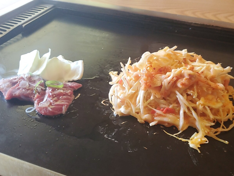 漆黒の鉄板にお好み焼きと焼き肉が相席の絶景