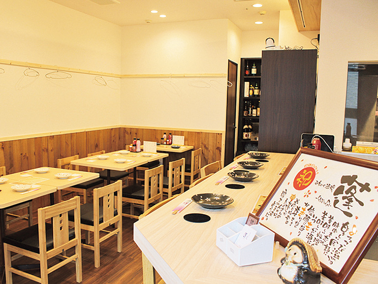 木の温もりが心地良い店内。カウンター席とテーブル席がある