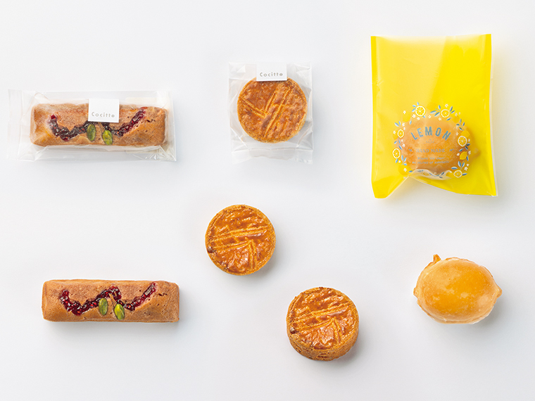 左から5種類の味をそろえる「五色のフィナンシェ（写真はラズベリーの「ルージュ」）」（350円）、2026年3月「ジャパンフードセレクション」 のグランプリを受賞した「ガトー・イイタテ」（350円）、国産レモンを使った「レモンのマドレーヌ」（300円）