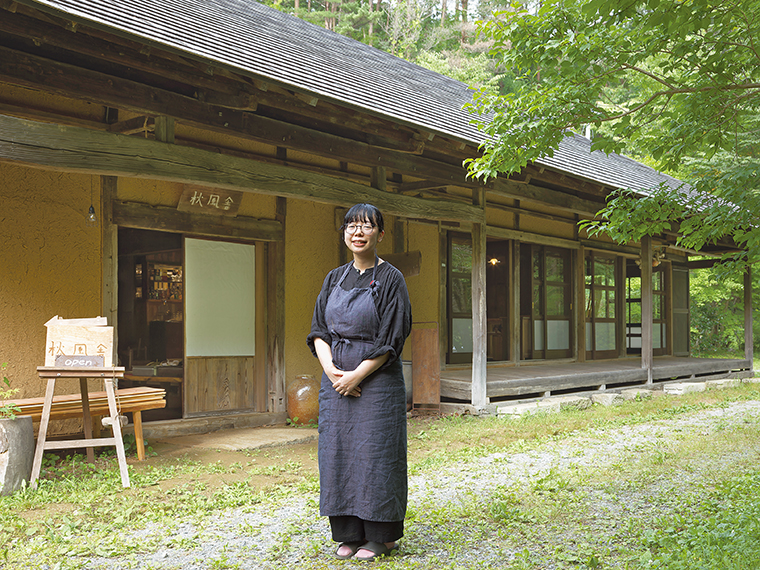 建物はオーナー・志賀さんの両親が陶芸の創作活動をするため、いわき市から移築してきたもの