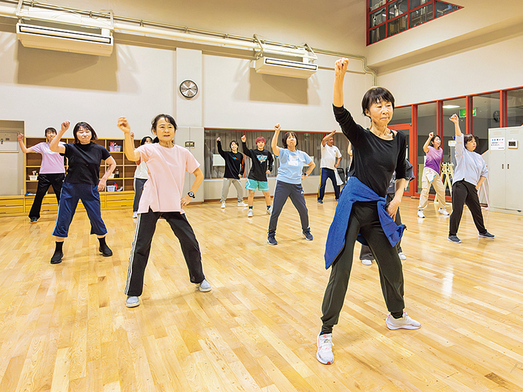 佐藤ふじ子トレーナーによるダンス＆エアロビクスプログラムは、幅広い世代に人気