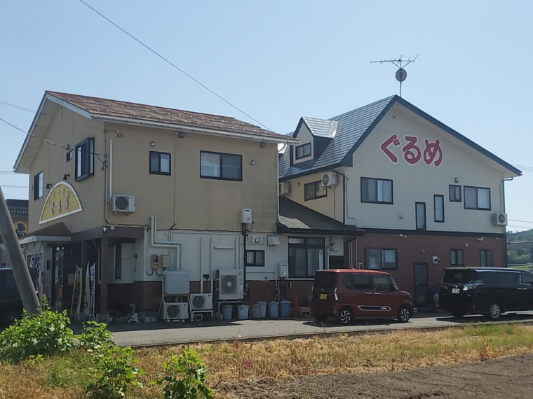 腹ごなしの散策で振り返ると、店舗裏手にもお見送りの「ぐるめ」！