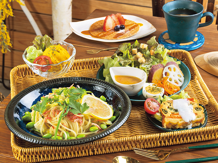 「aoi-kazeランチ」（1,500円）。パスタなどのメインにサラダ、デザート、ドリンクが付く。料理の内容はSNSや予約時に確認を