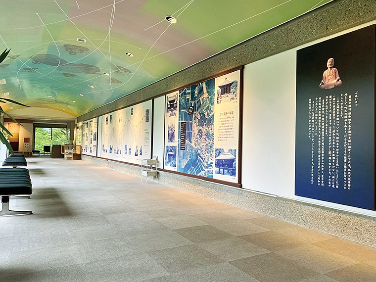 1200年の歴史をたどる。発掘資料や貴重な文化財も展示