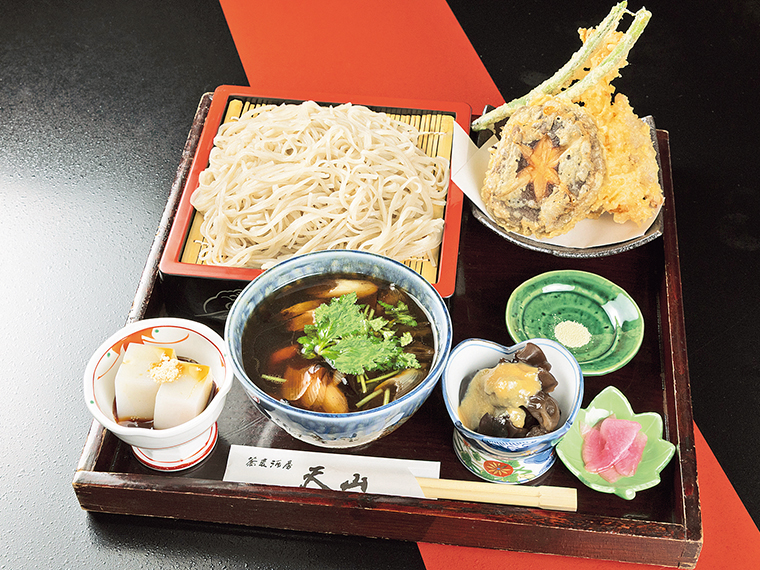 「天ぷら付き鴨せいろそば」（2,500円）。まろやかな鴨のつけ汁とそばの香りが相性抜群。小鉢と漬物にも川内村の食材を使う