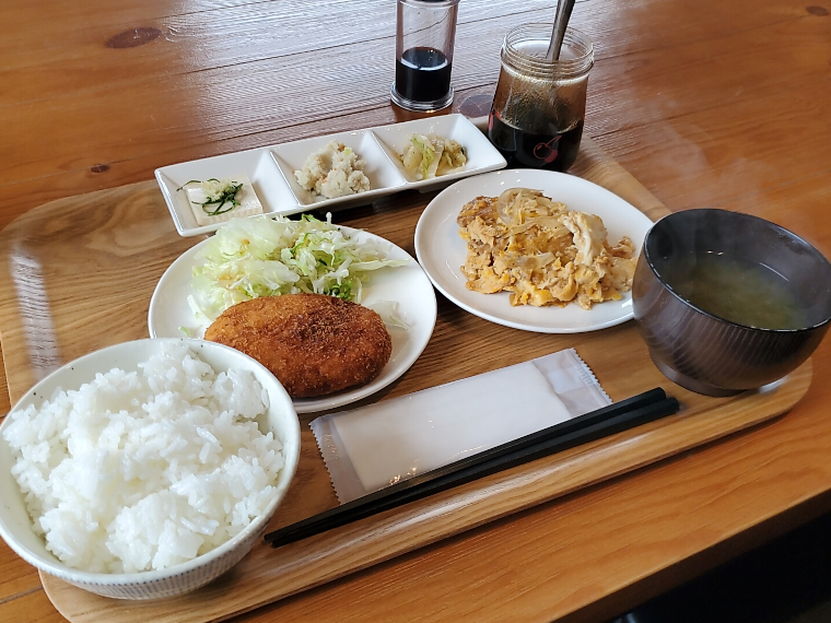 たまに出現する選択定食。カツ煮とさけコロッケのリッチな日