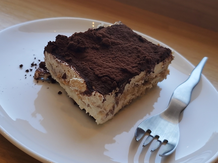 おじさんがひとり海を見つめながら食べていても違和感はなかったはず…