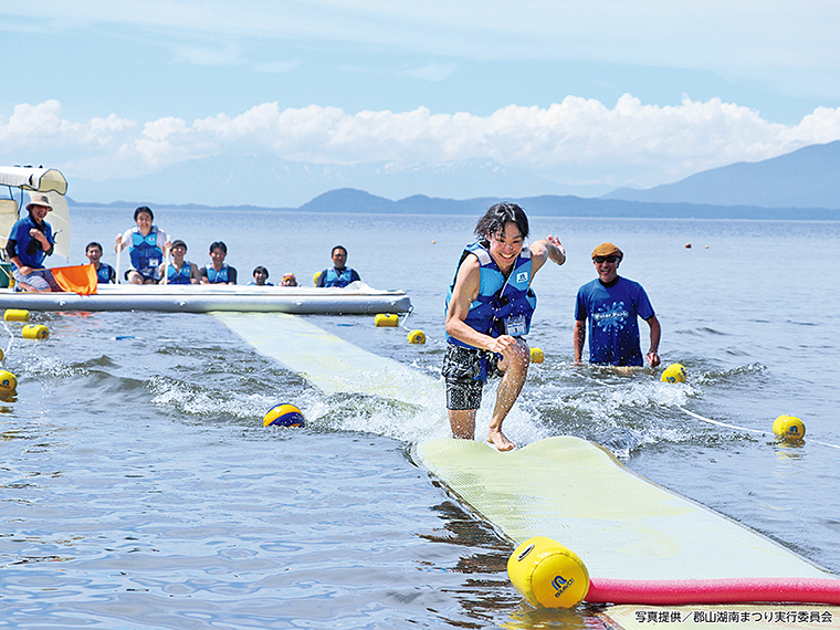メインイベントは湖上ゴザ走り大会！大人も子どもも大盛り上がり間違いなし