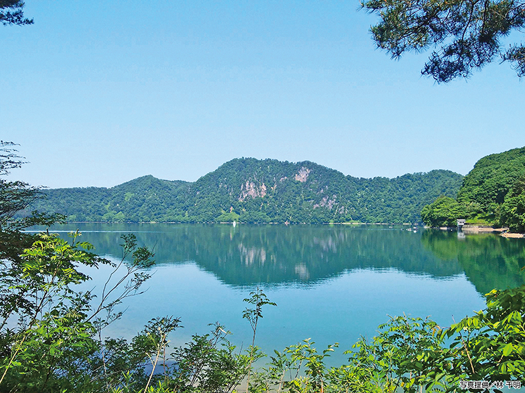 惣山頂上から前山頂上までは1時間ほど。沼沢湖を見ながら稜線歩きを満喫できる