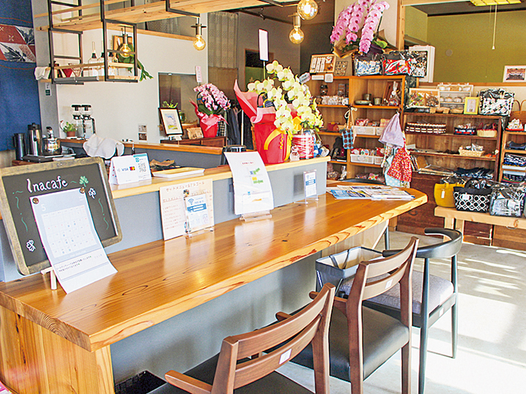 落ち着くカウンター席。店内には元呉服店の木材が息づく