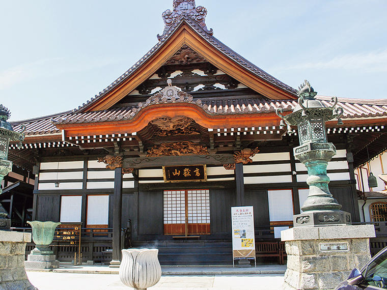 大本堂は本格的密教寺院の構造を備えた総ケヤキ造りの建物