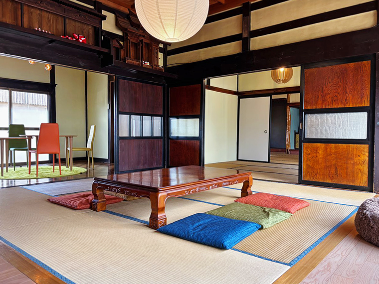 古民家の内装を活かした、広々とした和室の宿泊部屋