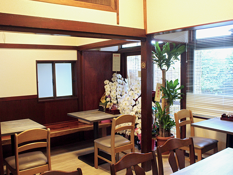 木の温もりが心地良く、ほっとする雰囲気の店内