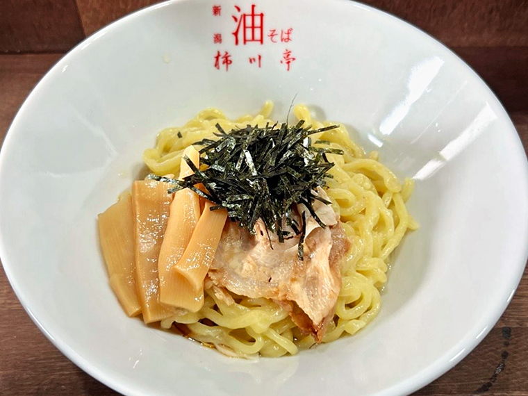基本のシンプルな「油そば」。「ネギごま」や「半熟卵」（各120円）が人気のトッピング