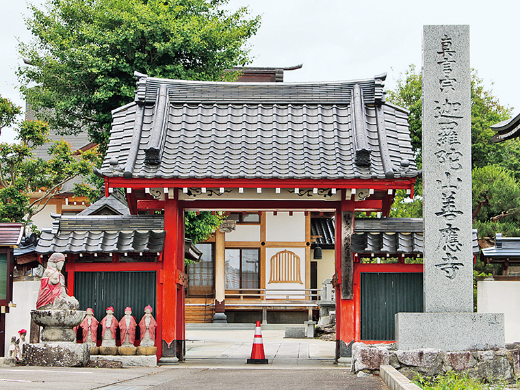 赤い山門が目印