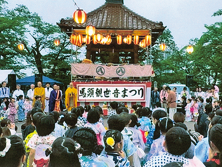 観世音夏祭りでは境内で盆踊りを開催。露店も並ぶ