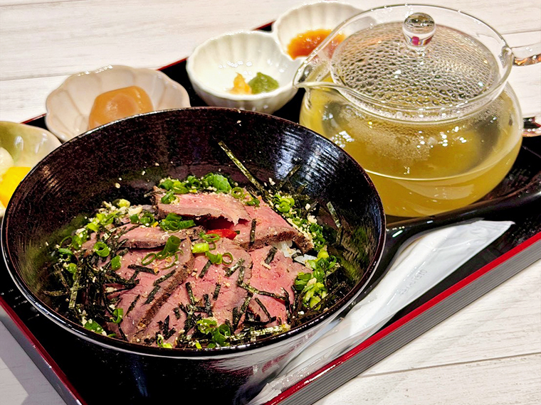 厚めのローストビーフが贅沢に乗った「ローストビーフ×昆布出汁」（1,100円）