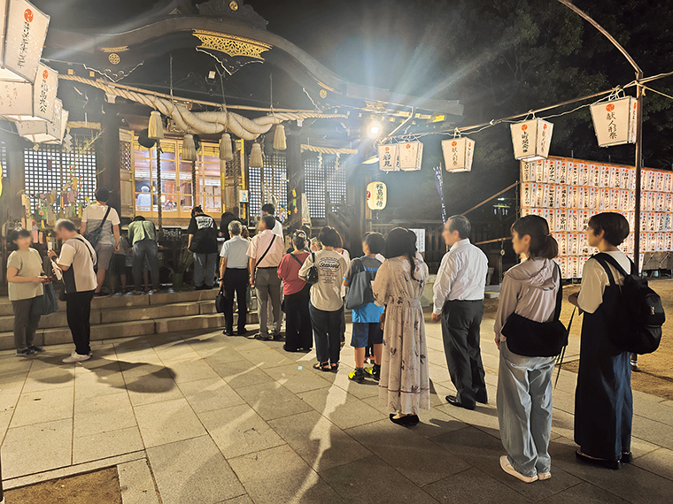 夕刻境内はライトアップ。奉納のボンボリに明かりが点され、参拝者のお参りが続く