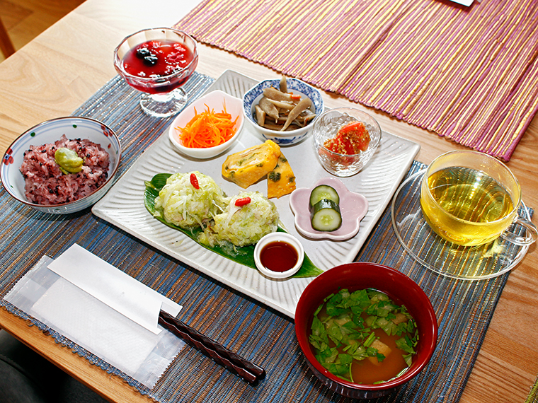 木曜日から週ごとに献立が変わる「おまかせランチ」（1,500円）。ドリンクは自由に選べる