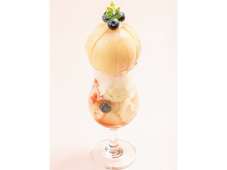 「まるごと桃パフェ」（1,600円・店内飲食税込1,760円）