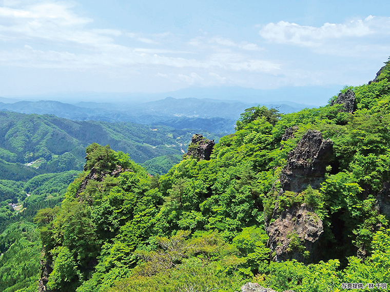 「護摩壇」は霊山寺の僧が護摩修行を行った場と伝えられ、福島盆地、吾妻・安達太良連峰を一望できる
