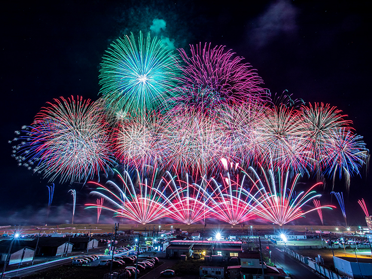 名曲と大輪の花火が織りなす感動の一夜