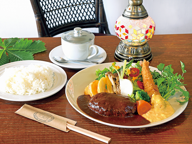ライスとサラダが付く「国産牛ハンバーグとエビフライ」（ドリンク付き2,200円）。写真は、蓋付きのカップで提供する「オーガニックコーヒー」をチョイス