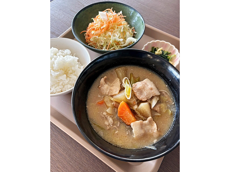 具だくさんの「豚汁定食」（750円）。すべてのメニューに福島県産米「ひとめぼれ」を使用している