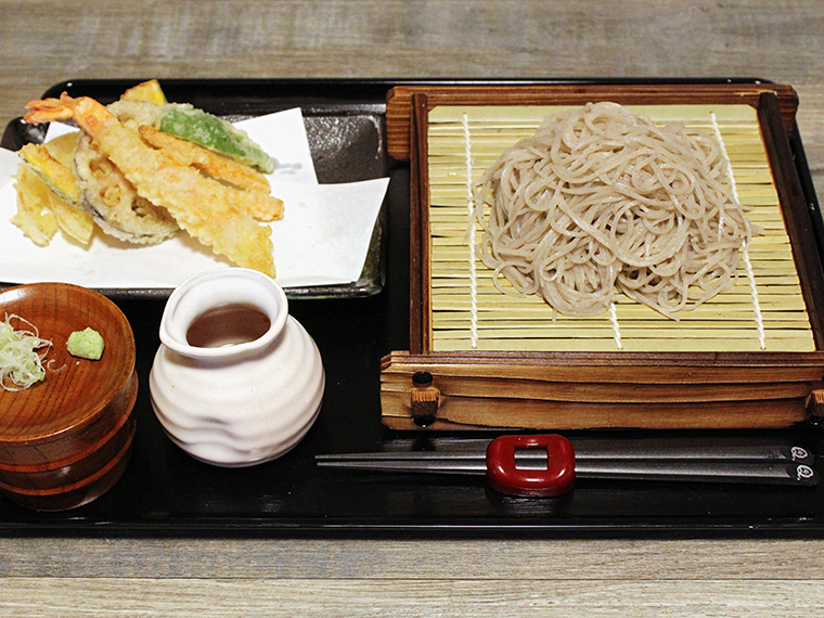 「海老天せいろ」（1,750円）。十割のそば湯で最後までおいしくいただこう
