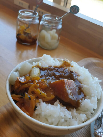 ライスに盛り付けてカレー丼をセルフ構築